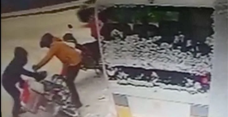 Bursa’da kar yağışında kuryelerin zor anları