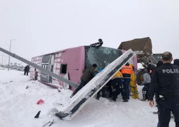 Giresun’da yolcu otobüsü devrildi: 1’i ağır, 10 yaralı