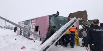 Giresun’da yolcu otobüsü devrildi: 1’i ağır, 10 yaralı