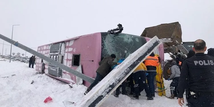 Giresun’da yolcu otobüsü devrildi: 1’i ağır, 10 yaralı