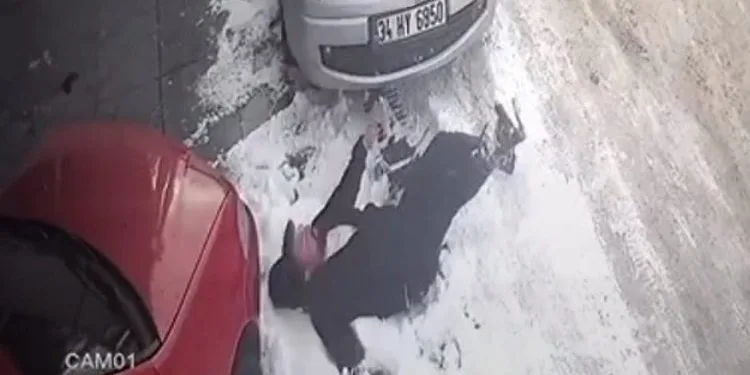 Bursa’da çay taşırken buzda kaydı