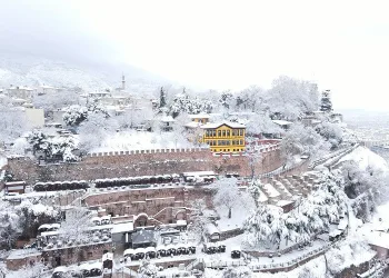 Bursa’nın tarihi simgeleri karla buluştu