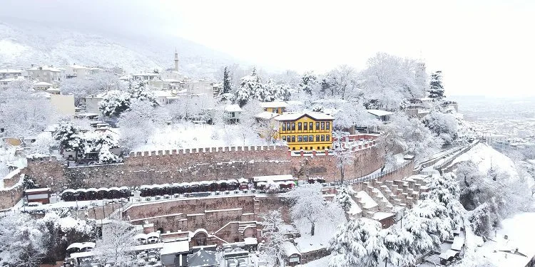 Bursa’nın tarihi simgeleri karla buluştu