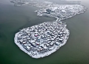 Karla kaplanan Gölyazı havadan görüntülendi