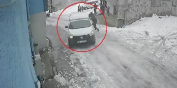 Bursa’da buzlanan yolda kayan araç boşluğa düştü