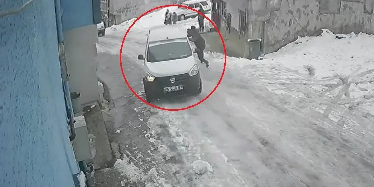 Bursa’da buzlanan yolda kayan araç boşluğa düştü
