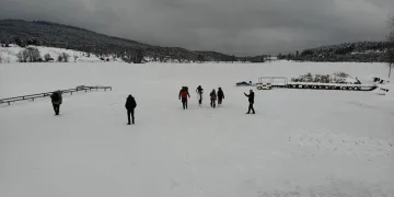 Bursa’nın doğa harikası göleti buz tuttu