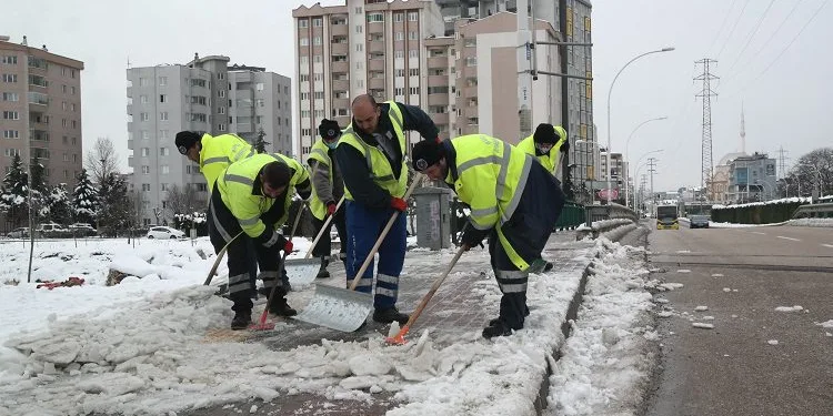 Bursa’da 500 kişilik ekiple kar temizliği