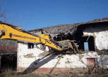 Bursa’da vatandaşların talebiyle metruk bina yıkıldı