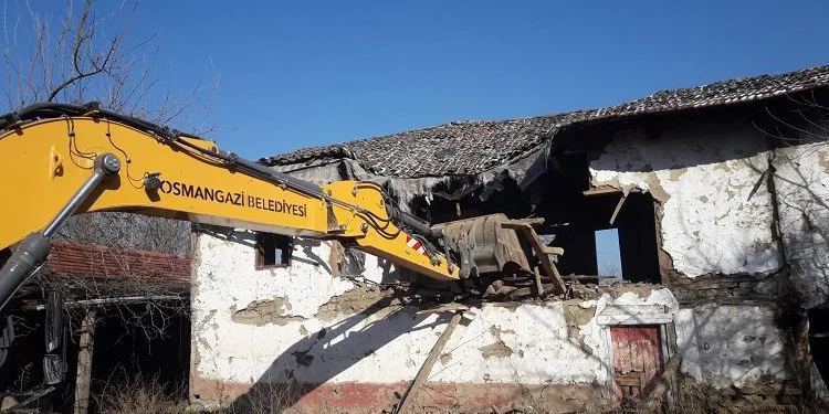 Bursa’da vatandaşların talebiyle metruk bina yıkıldı