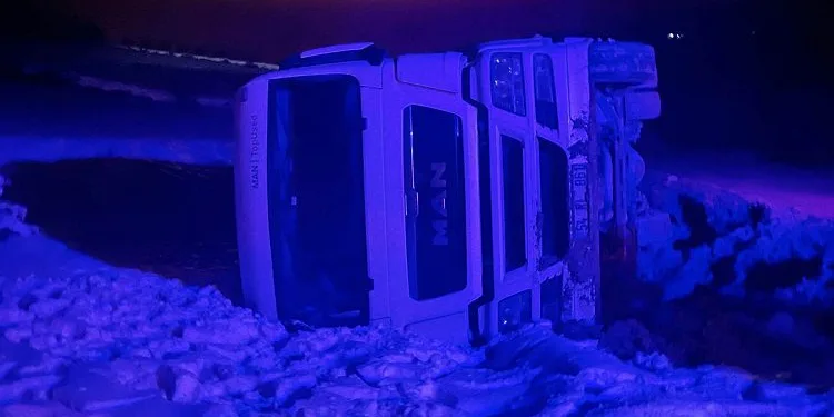 Bursa’da TIR devrildi, 10 ton süt yola döküldü