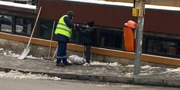 Bursa’da hurda toplayan çocuğa eldivenlerini verdi