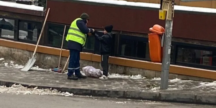 Bursa’da hurda toplayan çocuğa eldivenlerini verdi