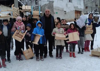 Bursa’da köy muhtarı bu sefer çocuklar için iş başındaydı