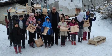 Bursa’da köy muhtarı bu sefer çocuklar için iş başındaydı