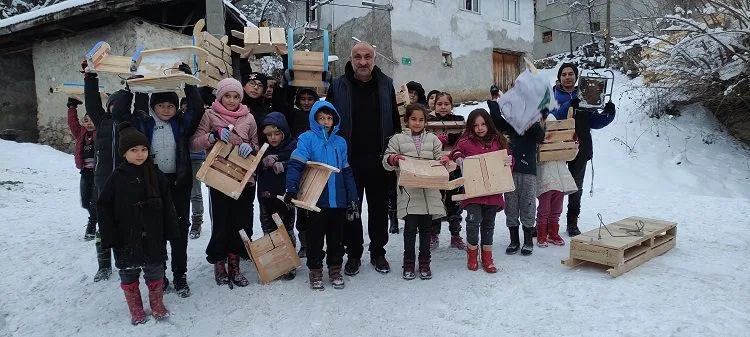 Bursa’da köy muhtarı bu sefer çocuklar için iş başındaydı