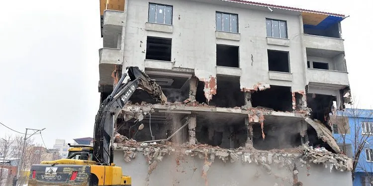 Bursa’da 5 katlı ruhsatsız bina yıkıldı