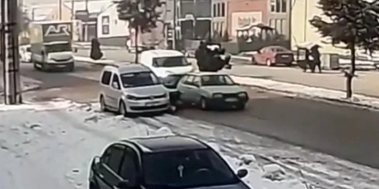 Bursa’da motosikletli 2 aracın arasına sıkıştı