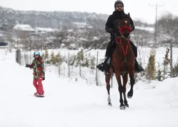 Uludağ’ın eteklerinde atla snowboard keyfi