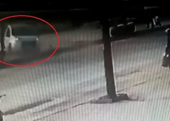 Bursa’da direğe çarpan araç karşı şeride savruldu