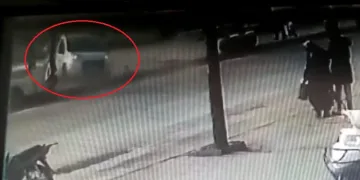 Bursa’da direğe çarpan araç karşı şeride savruldu