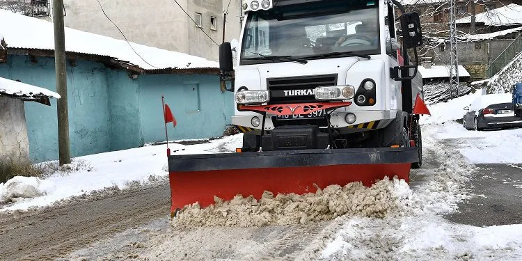 Bursa Osmangazi’de kardan kapanan yollara anında müdahale