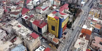 Dünyanın en saçma binası yıkılıyor