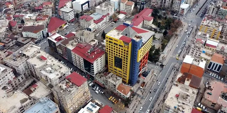 Dünyanın en saçma binası yıkılıyor