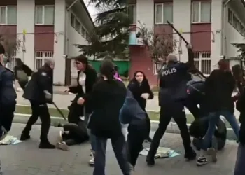 Bursa’da liselilerin kavgasına polisten coplu müdahale