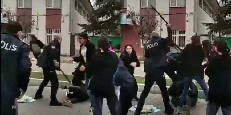 Bursa’da liselilerin kavgasına polisten coplu müdahale