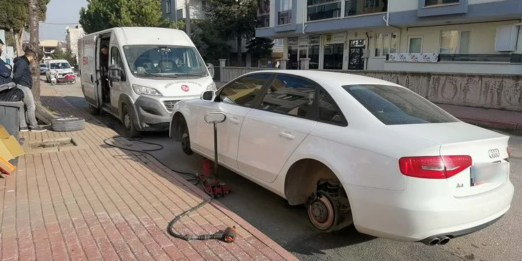 Bursa’da park halindeki 13 aracın lastiğini kesti