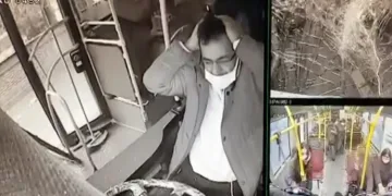Halk otobüsü 9 araca çarptı! Kaza anı kamerada