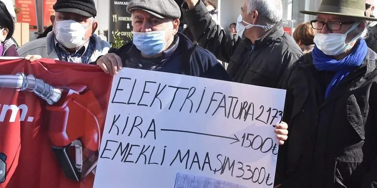 Yüksek gelen elektrik faturalarını protesto ettiler