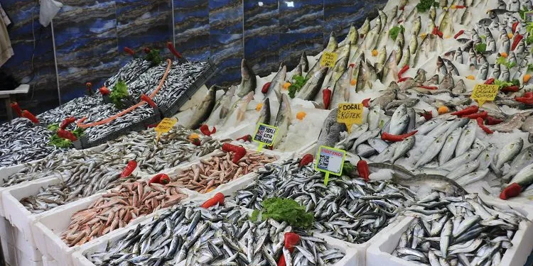 Balık tezgahlarını fırtına vurdu