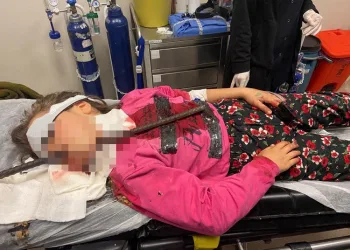 İnşaattan düştü, boğazına demir çubuk saplandı