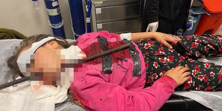 İnşaattan düştü, boğazına demir çubuk saplandı