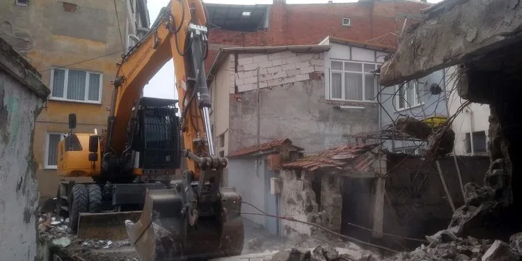 Osmangazi’de bir metruk bina daha yıkıldı