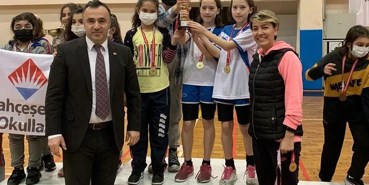 Bursa Osmangazili badmintoncular hız kesmiyor