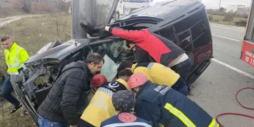 Bursa’da takla atan araçtan yaralı çıkarıldı