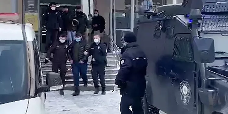Ev sahibi çifti bıçaklayan 3 hırsızlık şüphelisi tutuklandı