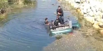 Otomobiliyle kanala uçtu, çevredekiler kurtardı