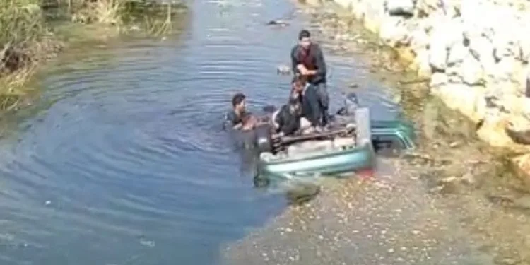 Otomobiliyle kanala uçtu, çevredekiler kurtardı