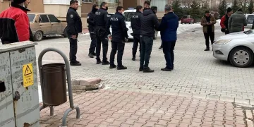 Evini bastığı eski ortağının ailesine bıçakla saldırdı