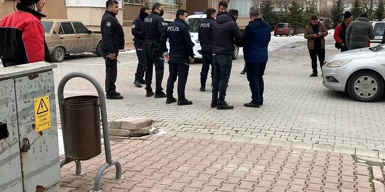 Evini bastığı eski ortağının ailesine bıçakla saldırdı