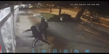 Çekmeköy’de kapıyı kaldırım taşıyla kırarak hırsızlık yaptılar