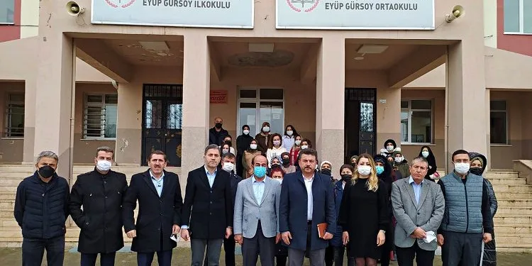 Bursa’da 3 kişi okul basıp öğretmeni darp etti