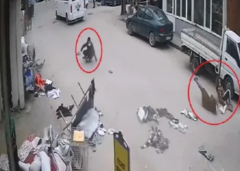 Bursa’da sokakta yürüyen 3 kişiye çarptı! İşte kaza anı