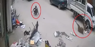 Bursa’da sokakta yürüyen 3 kişiye çarptı! İşte kaza anı