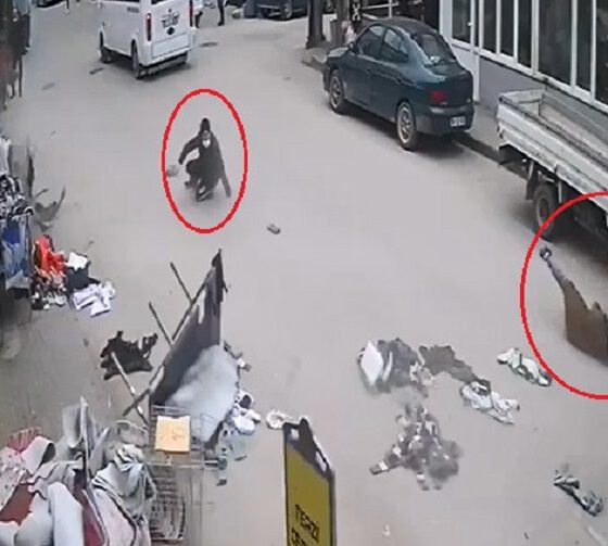 Bursa'da sokakta yürüyen 3 kişiye çarptı! İşte kaza anı