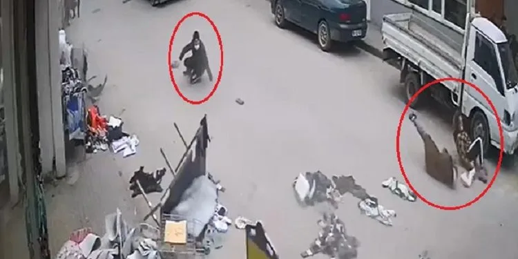 Bursa’da sokakta yürüyen 3 kişiye çarptı! İşte kaza anı